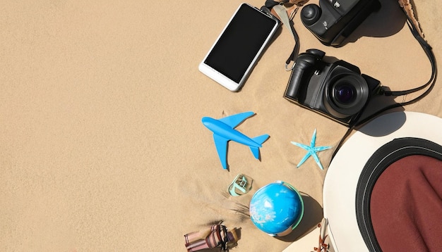 Una spiaggia con una macchina fotografica, una macchina fotografica, una stella marina e una macchina fotografica sopra.