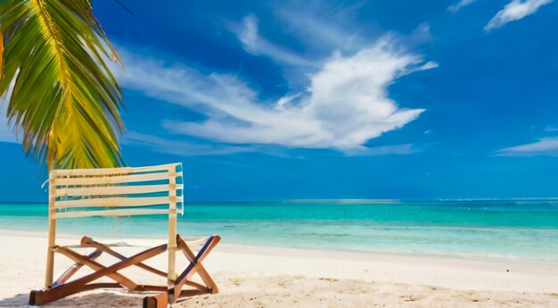 una spiaggia con una panchina e un cielo con le nuvole