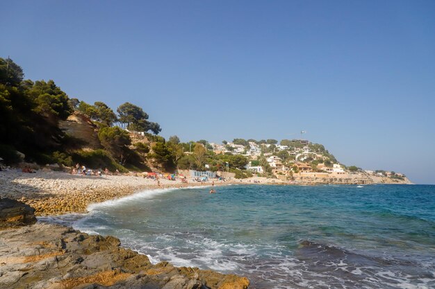 Una spiaggia con vista sulla spiaggia e sull'oceano