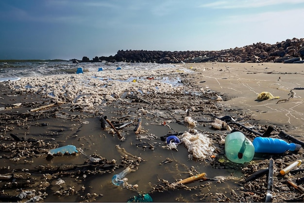 Una spiaggia contaminata da rifiuti plastici e spazzatura a causa dell'inquinamento ambientale