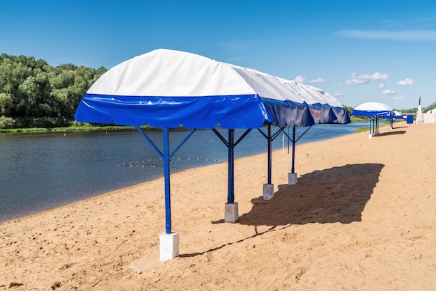 Una spiaggia fluviale deserta. Foto scattata sul fiume Ural, nella città di Orenburg