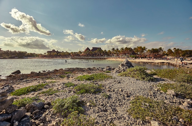 Una spiaggia paradisiaca nel Mar dei Caraibi: la spiaggia di Puerto Aventuras nella Riviera Maya in Messico al tramonto #2