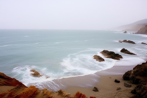 Una spiaggia sotto la pioggia con la marea che sale