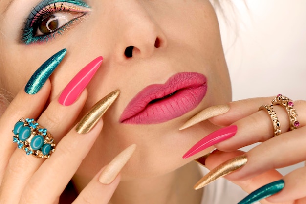 Una splendida donna con trucco e manicure rosa turchese