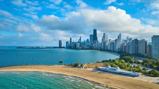 Una splendida giornata d'estate soleggiata con il cielo blu sopra la costa di Chicago e la città turistica del lago Michigan