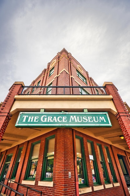 Una splendida vista dal basso del Grace Museum di Abilene, in Texas, con un'architettura altissima e costruita