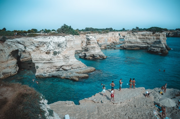 Una splendida vista sui faraglioni di sant'andrea in puglia