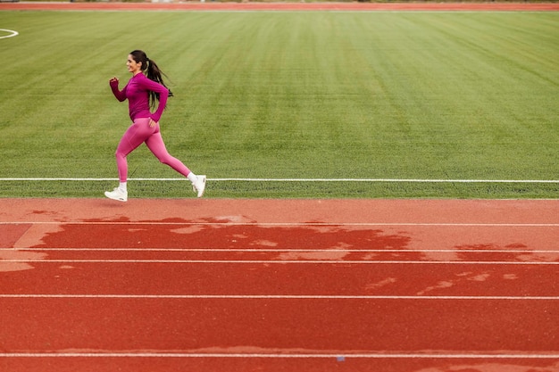 Una sportiva con abitudini salutari corre velocemente allo stadio