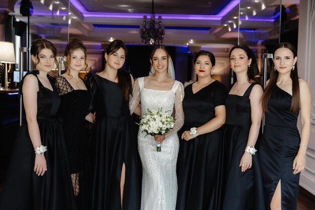 una sposa e le sue damigelle di sposa posano per una foto