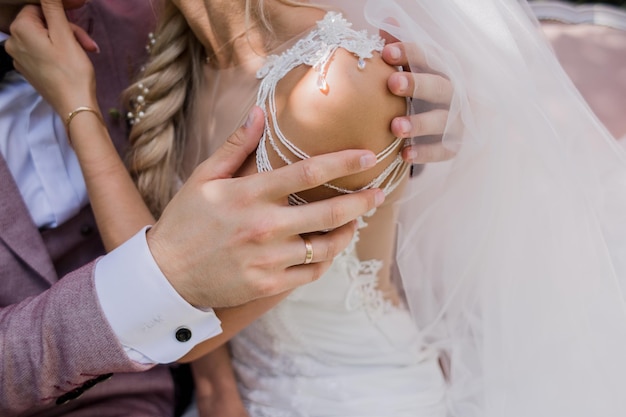 Una sposa e uno sposo che si coccolano insieme