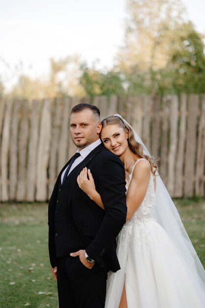 una sposa e uno sposo posano per una foto