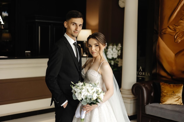 una sposa e uno sposo posano per una foto