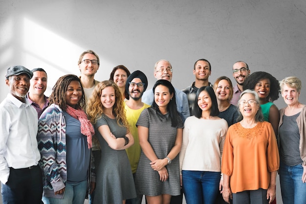 Una squadra di persone diverse che fanno una foto di gruppo