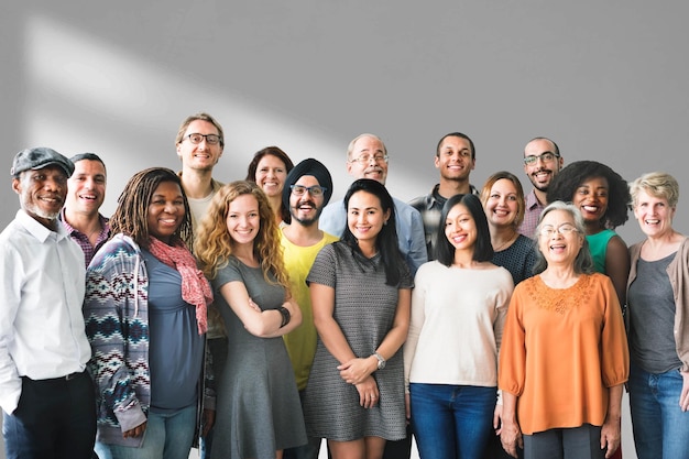 Una squadra di persone diverse che fanno una foto di gruppo