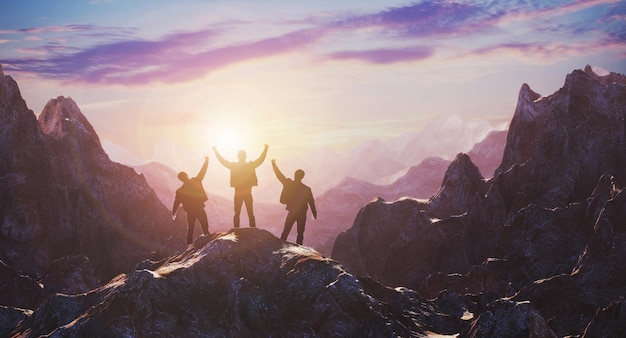 Una squadra di tre persone celebra un pranzo in cima a una montagna, rendering 3D