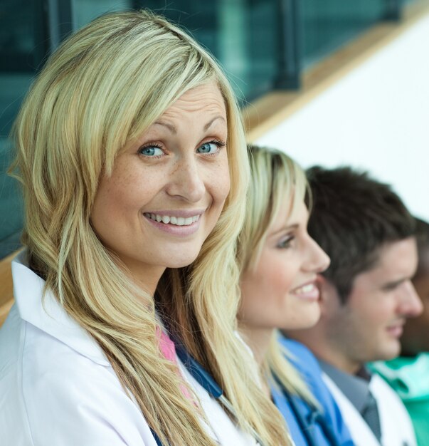 Una squadra sorridente medica di cinque medici