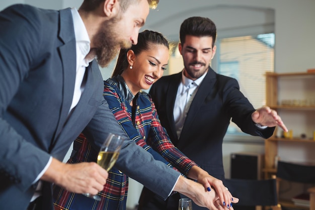 Una squadra sta festeggiando un lavoro svolto con successo.