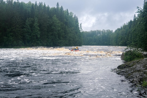 una squadra su una zattera passa le rapide sul fiume Shuya