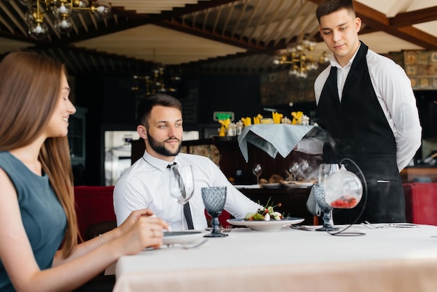 Una squisita insalata di frutti di mare, tonno e caviale nero in un bel fuoco ardente che serve sulla tavola del ristorante. Squisite prelibatezze di alta cucina in primo piano.