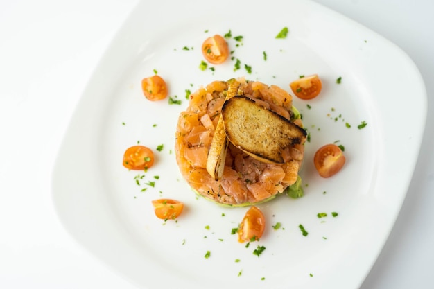 Una squisita tartare di salmone e avocado gourmet