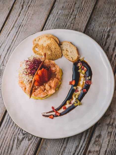 Una squisita tartare di salmone e avocado gourmet.