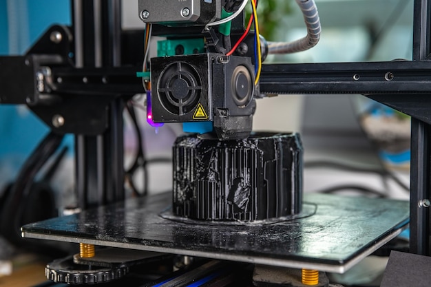 Una stampante 3D stampa un modello nero Tecnologia a casa