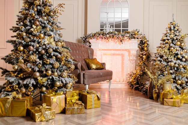 Una stanza nel design degli interni di Capodanno, un albero di Natale decorato con luci, regali sotto l'albero, giocattoli, lanterne, ghirlande, illuminazione del camino interno. soggiorno festivo. magico capodanno