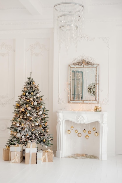 Una stanza splendidamente decorata con un albero di Natale con doni al di sotto Interni Natale magico albero luminoso camino e doni Soft focus selettivo