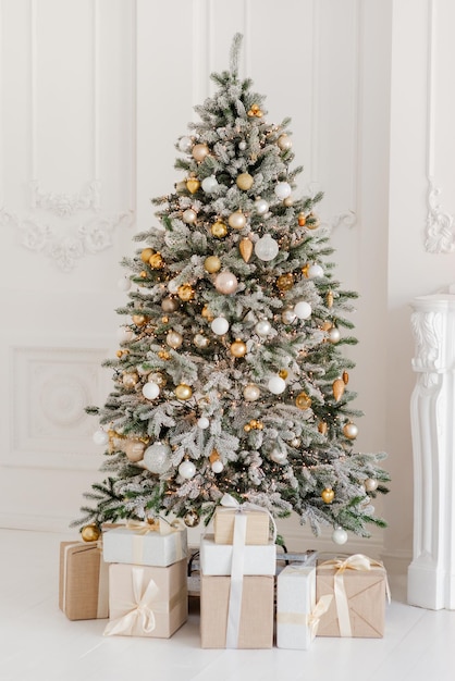 Una stanza splendidamente decorata con un albero di Natale con doni sotto Interior Natale magico albero luminoso nuovo anno Soft focus selettivo