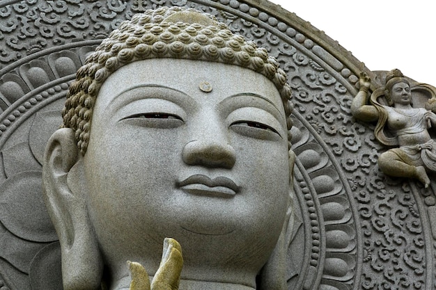 Una statua di Buddha con la faccia del sole
