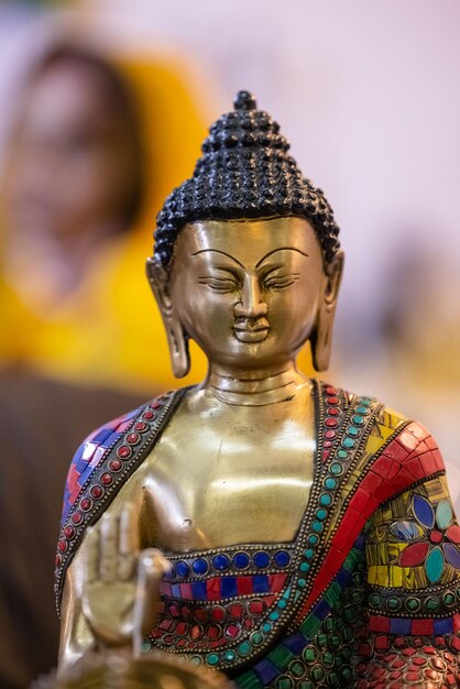 Una statua di Buddha con motivi colorati sul viso