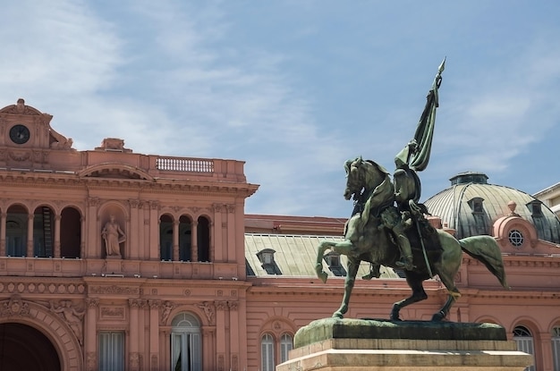 Una statua di un cavallo e un uomo a cavallo