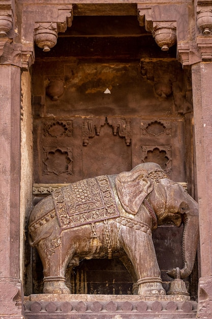 Una statua di un elefante in un tempio