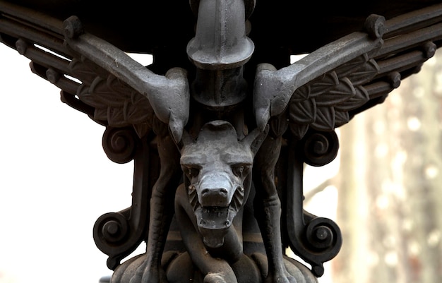 Una statua di un gargoyle con sopra un drago