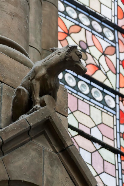 Una statua di un gatto su un edificio