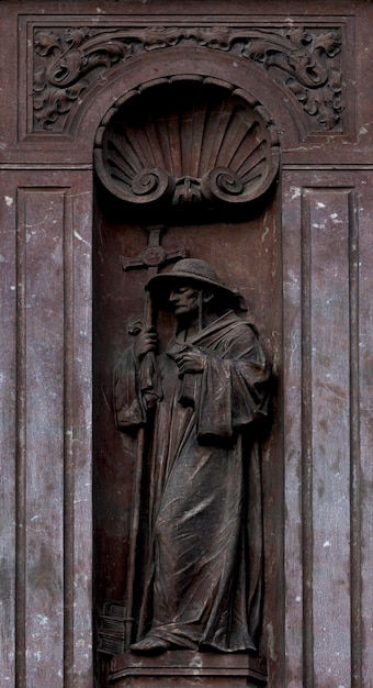 Una statua di un uomo con sopra un cappello
