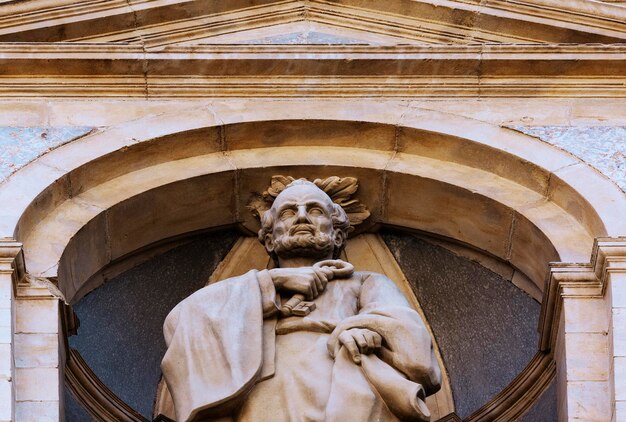 Una statua di un uomo con un cappello in testa