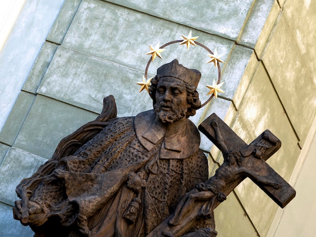 Una statua di un uomo con una stella in testa