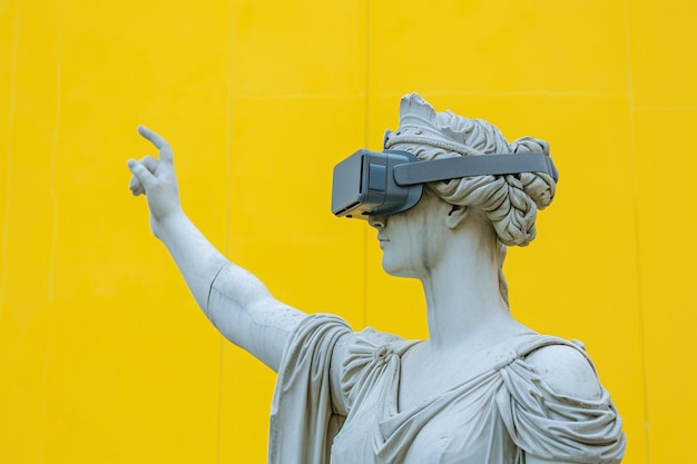 una statua di una donna che indossa occhiali di realtà virtuale