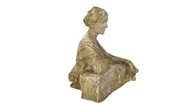 Una statua di una donna con sopra una scatola