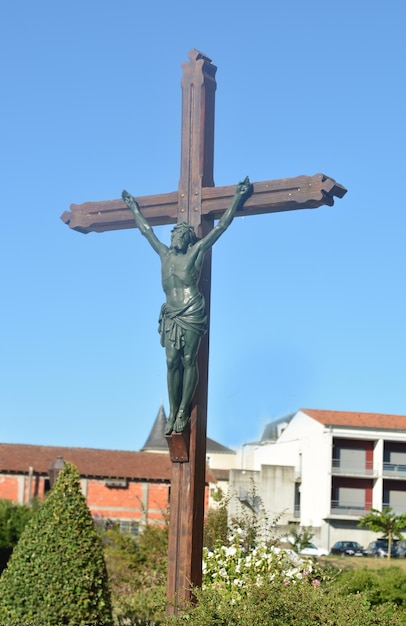 Una statua scolpita in argilla della Crocifissione di Gesù Cristo