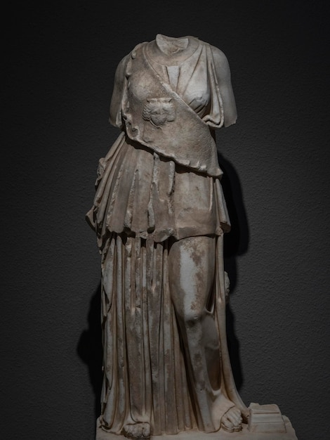 una statua storica del periodo greco