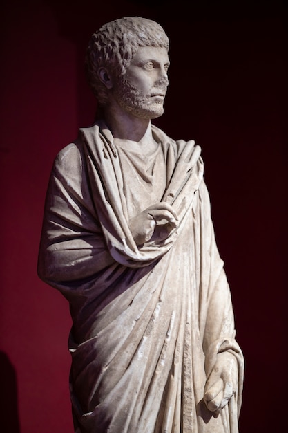 Una statua storica di epoca romana