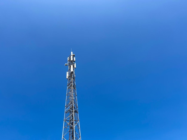 Una stazione base nella torre delle comunicazioni mobili delle comunicazioni radio con copyspace