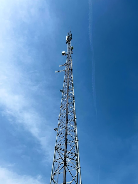 Una stazione base nella torre di comunicazioni mobili per comunicazioni radio con copyspace