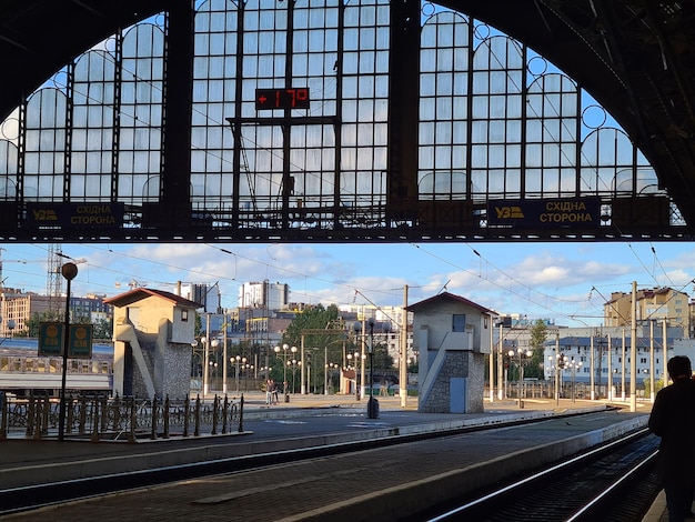 Una stazione ferroviaria con un cartello che dice "stazione ferroviaria".