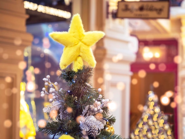 Una stella gialla shaggy sull'albero di Natale La parte superiore dell'albero di Natale Decorazione