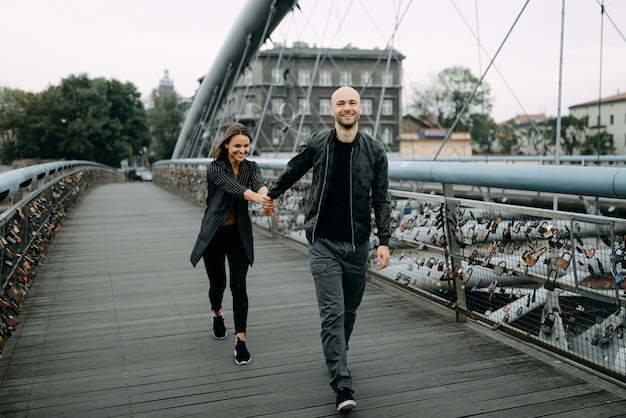 Una storia d'amore. Un uomo e una donna vicino al ponte. Relazione amorosa. Tramonto d'autunno.