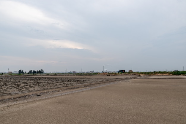 Una strada ammucchiata su un terreno salino alcalino, uno stagno salato