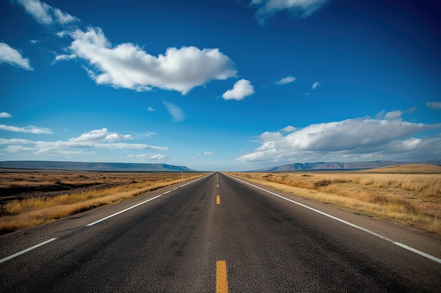 Una strada aperta con un cielo blu